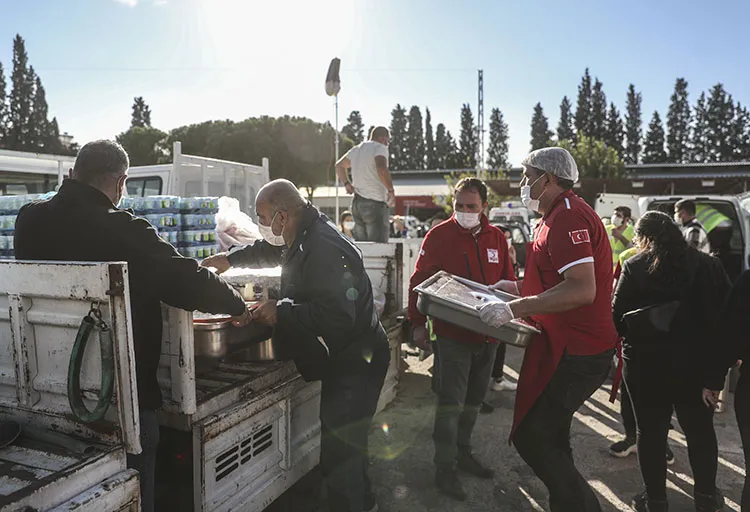 İzmir'deki depremin ardından seferber olan Türk Kızılay, İzmir'in Buca ilçesindeki