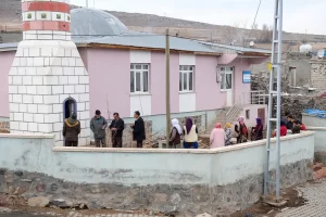 Iğdır'da cep telefonu hatlarının çekmediği Pınarbaşı köyünde yaşayanlar, şebeke sorununun