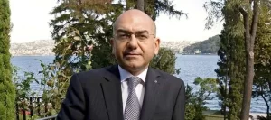 1960 yılında Adana’da doğan gençlik yıllarını İstanbul’da geçiren, ancak 1980