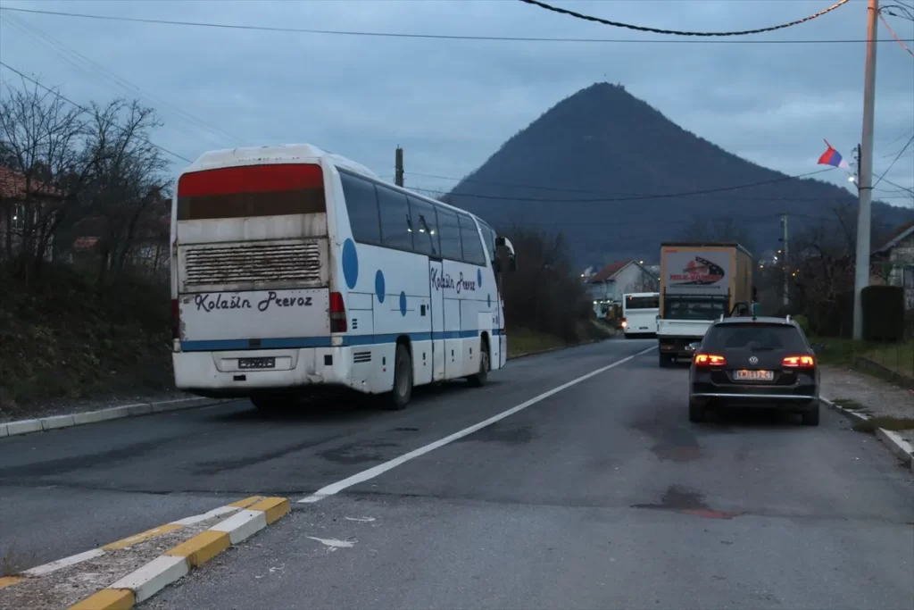 Kosova’nın kuzeyindeki en büyük barikatın kaldırılmasıyla yol trafiğe açıldı