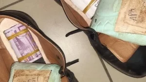 Ayakkabılarının taban kısmına gizlenmiş vaziyette 500 euroluk banknotlarla tam 75.000
