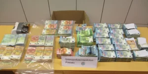 Almanya’nın Avusturya ile sınır bölgesi Passau’da bir aracı arayan polisin