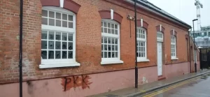 PKK yandaşları Londra Diyanet Camisi'ne taşlı saldırıda bulundu.