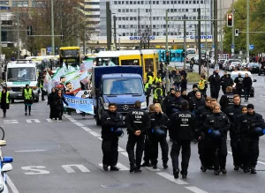 Berlin'de terör örgütü PKK yandaşları, bozkurt işareti yapan bir aileye