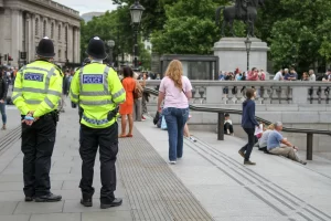 İngiltere'nin başkenti Londra'da izinsiz düzenlenen bir sokak partisi nedeniyle çıkan