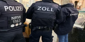 Yaşlı Almanları telefon ile arayarak kendilerini polis olarak tanıtan üç