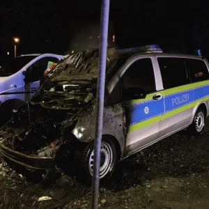 Almanya’nın Mettmann kentinde park halinde bulunan bir polis devriye aracını