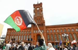 Almanya'nın başkenti Berlin'de yüzlerde kişi Afganistan'da hayatları tehlikede olanların tahliye