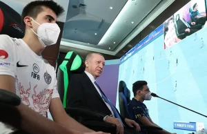 Cumhurbaşkanı Erdoğan, özellikle gençlerin çok ilgi duyduğu e-Spor'u desteklemeyi sürdüreceklerini