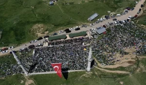 Yaz mevsiminin gelmesiyle Trabzon, Giresun ve Gümüşhane'den yaylaya göçenlerin büyük