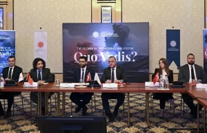 Uluslararası sistemin günün sorun ve çatışmaları karşısında etkisiz kalmasının farklı