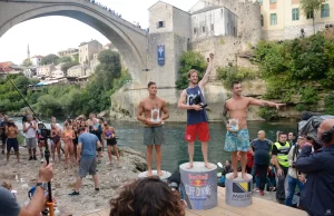 Bosna Hersek'in güneyindeki Mostar şehrinde düzenlenen uçurum dalışı yarışlarında, kadınlarda