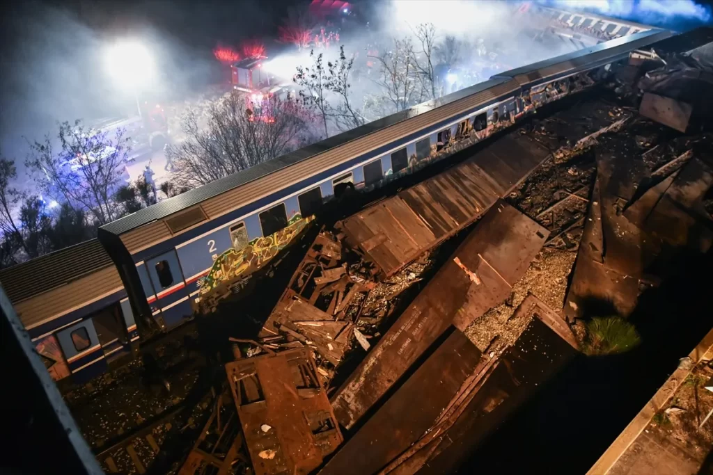 Yunanistan'ın Larisa bölgesinde yolcu treni ile yük treni kafa kafaya çarpıştı