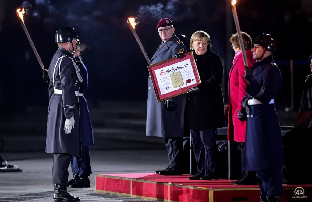 Başbakan Merkel için askeri veda töreni düzenlendi