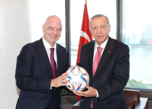 İnfantino, Cumhurbaşkanı Erdoğan'a üzerinde "Recep Tayyip Erdoğan" yazılı, Katar'da yapılacak