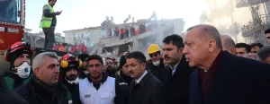 Elazığ'da deprem bölgesinde arama kurtarma çalışmalarını yerinde izleyen Cumhurbaşkanı Erdoğan,