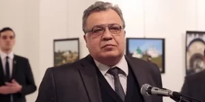 Rusya'nın Ankara Büyükelçisi Andrey Karlov, Ankara'da katıldığı bir sergide uğradığı