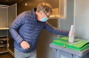 Hollanda genel seçimlerini, sandık çıkış anketlerine göre Başbakan Mark Rutte'nin