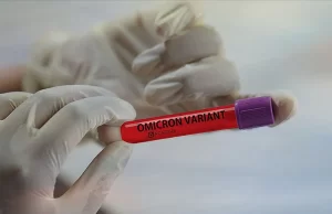Bilim insanları,Virüsün Omicron varyantının insan derisi üzerinde 21 saate, plastik
