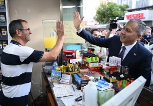 İçişleri Bakanı Ali Yerlikaya, Edirne'de esnaf ziyaretinde bulundu. Bakan Yerlikaya,