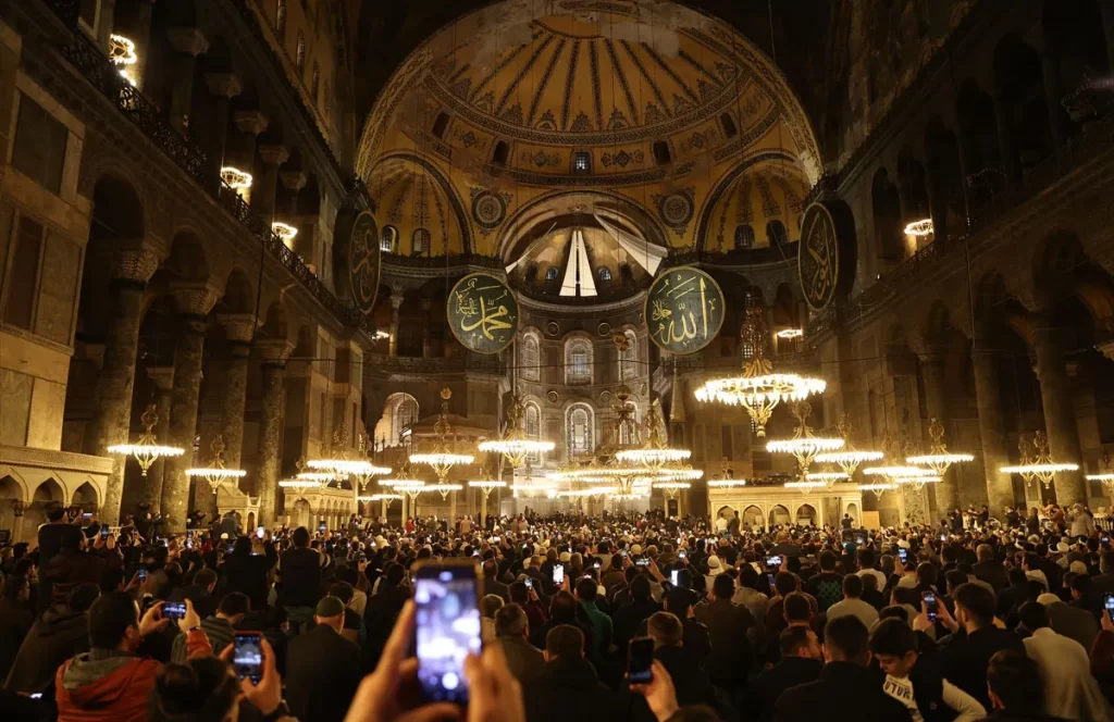 Ayasofya Camii 88 yıl sonra teravihe kavuştu