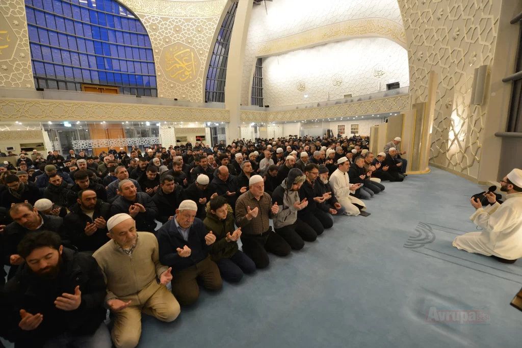 DİTİB Merkez Camii’nde gençlerle sabah namazı buluşması