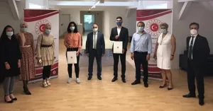 Essen Başkonsolosu Cebeci  iki başarılı Türk öğrenciyi ödüllendirdi.
