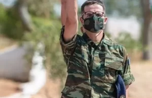 Konstantinos Miçotakis 15 günlük acemi erlerin eğitimi sonrasında düzenlenen törende
