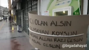 Çanakkale'nin Biga ilçesinde duyarlı bir vatandaş, evinin balkonundan sarkıttığı sepetle