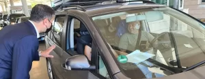 Sırakaya, ülkeye giriş yapan vatandaşlara hoş geldiniz diyerek, dezenfektan kitleri