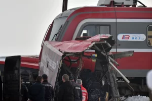 NİŞ Nis yakınlarında meydana gelen kazada hayatını kaybedenlerin sayısı 5'e