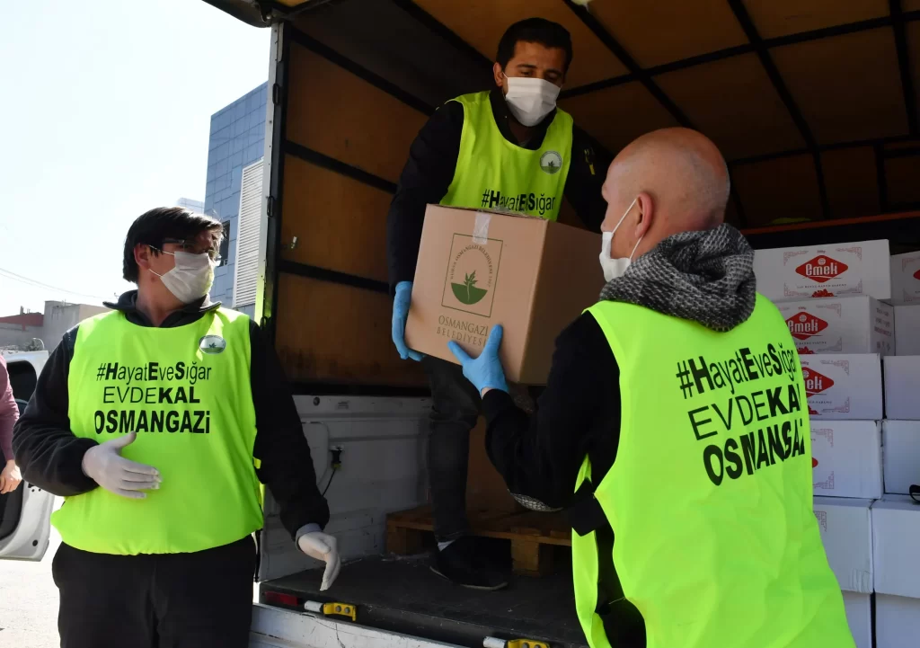 Osmangazi Belediyesi 136 mahalleye günlük erzak ve sıcak yemek ikram ediyor