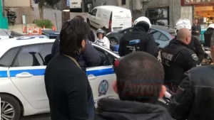   Türkiye'nin Selanik Başkonsolosluğu binasına ulaşmak isteyen göstericilere Yunan polisi