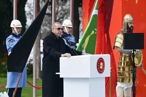 Cumhurbaşkanı Recep Tayyip Erdoğan, "Türkiye devleti ve milletiyle zorluklara göğüs