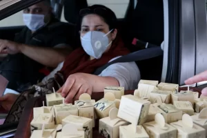 Kapıkule Sınır Kapısı'ndan Türkiye'ye giriş yapan gurbetçilere Edirne'nin yöresel lezzetlerinden