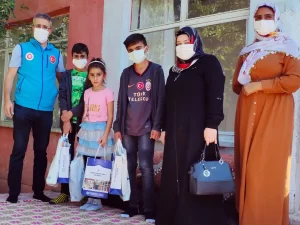 Van’da çöp kutusunda gördükleri Türk bayrağını alıp, tel örgülere asan