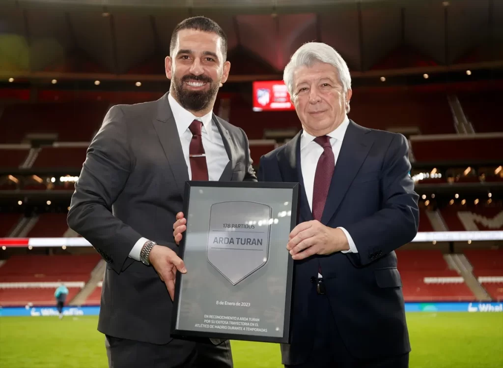 Atletico Madrid kulübü Arda Turan'a plaket verdi