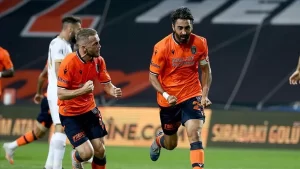 Medipol Başakşehir, Süper Lig'de Trabzonspor'un İttifak Holding Konyaspor'a 4-3 yenilmesiyle