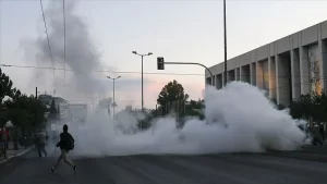 Yunanistan'ın başkenti Atina'da, ABD'nin Minnesota eyaletinde siyahi Amerikalı George Floyd'un