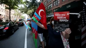Amerika'da yaşayan Türk toplumu, New York'taki Ermenistan temsilciliği önünde Ermenistan'ın