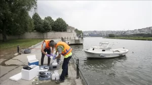 Haliç'te deniz renginin kahverengiye dönmesi nedeniyle İstanbul Çevre ve Şehircilik