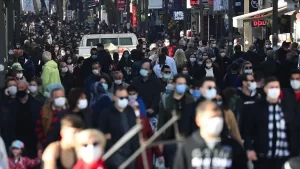 İzmirlilerin büyük çoğunluğunun maske kuralına uyduğu görüldü. Kentin bazı noktalarında,