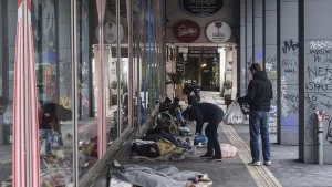 Yunanistan'da halk yeni tip koronavirüs nedeniyle evlerine kapanırken, başkent Atina
