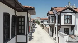 Kent merkezindeki özgün mimarisiyle dikkati çeken, çoğu yıkılmış ve ağır
