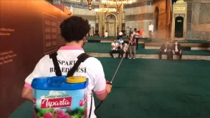 Isparta Belediyesi'nden gönderilen ve özel olarak hazırlanan saf gül kokusu,