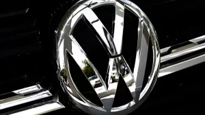 Alman otomobil üreticisi Volkswagen, egzozlardaki manipülasyondan dolayı dava açan sürücülerle