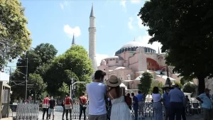 İbadete açılması kararının ardından vatandaşların Ayasofya önüne ziyareti devam ediyor.