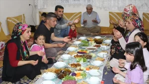 Türkiye'de akşam ezanının en erken okunduğu illerden biri olan Hakkari'de,