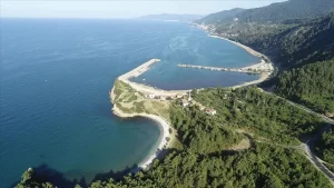 Karadeniz kıyısındaki ilçe merkezine 5 kilometre uzaklıkta bulunan Ginolu Kalesi'nde