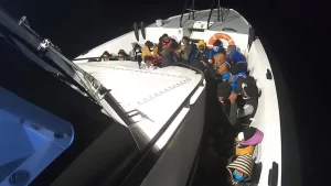 Yunanistan'ın Midilli Adası'na gitmek isteyen bir grup sığınmacı, Çıplak ve